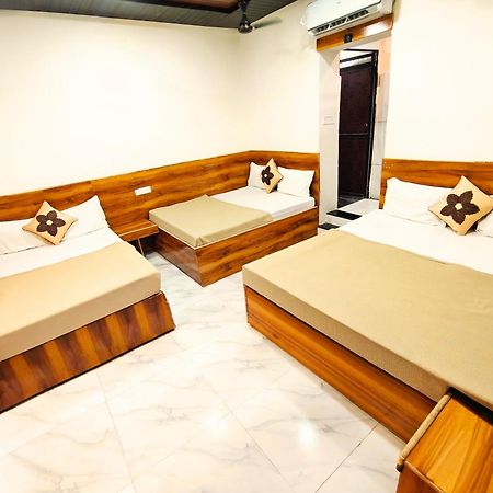 Hotel Om Palace 乌贾因 外观 照片