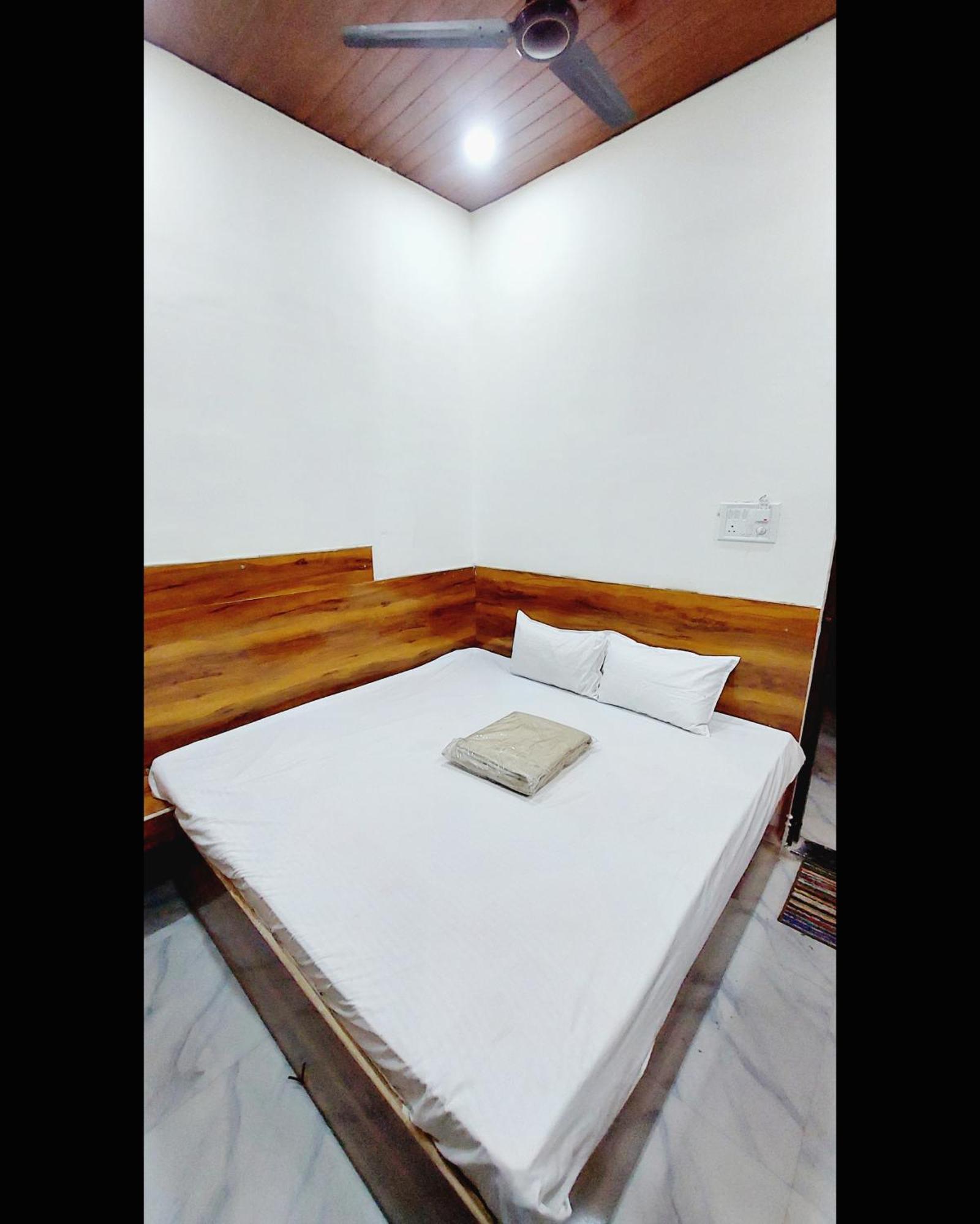 Hotel Om Palace 乌贾因 外观 照片