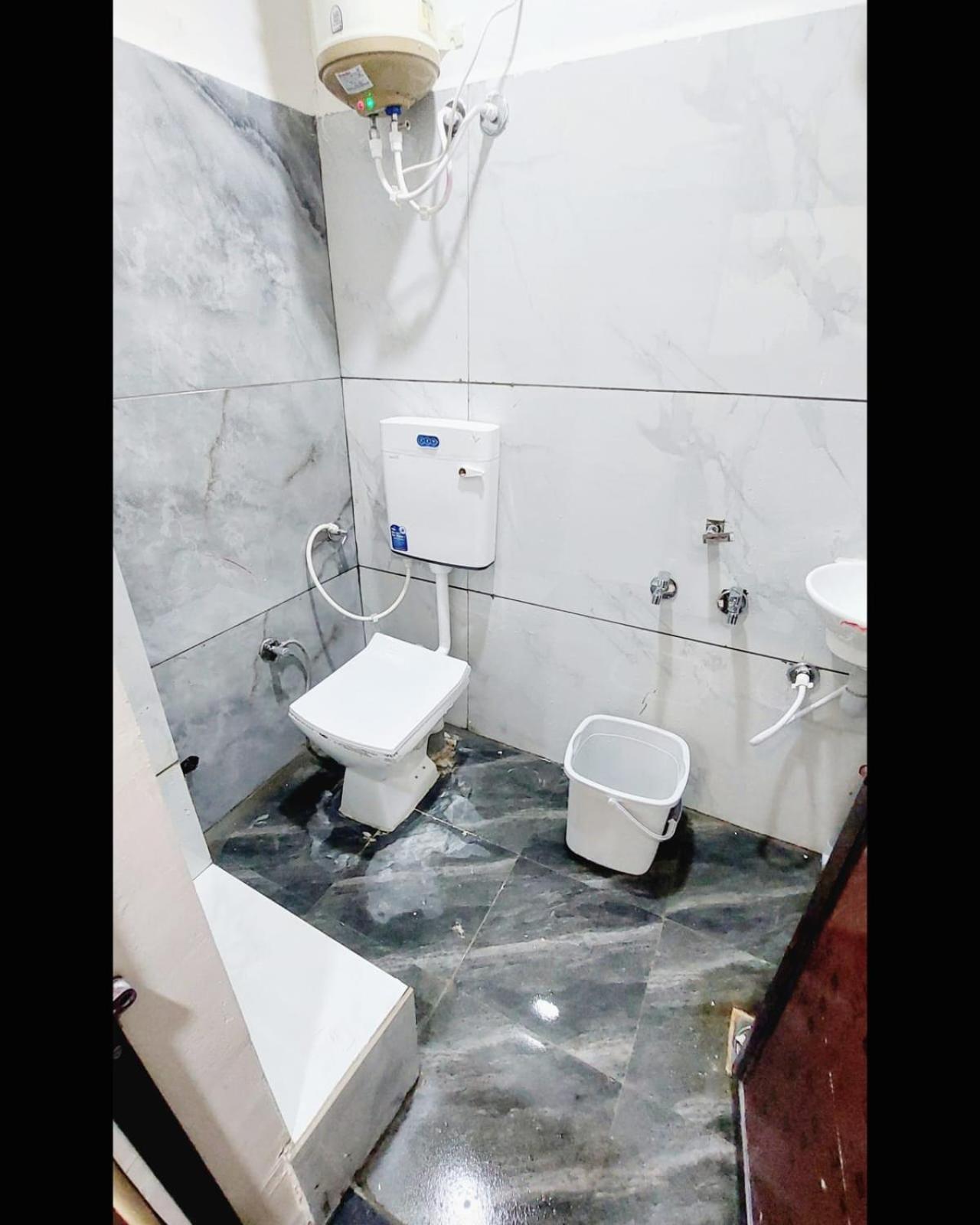 Hotel Om Palace 乌贾因 外观 照片