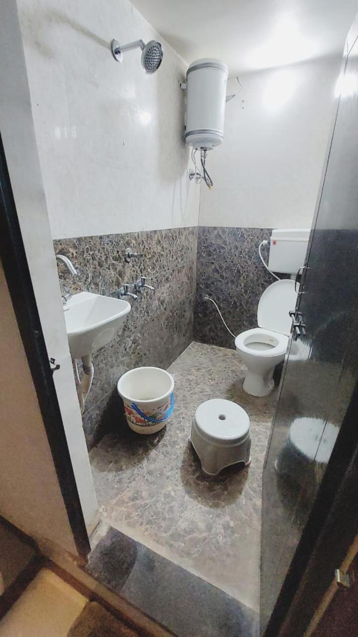 Hotel Om Palace 乌贾因 外观 照片