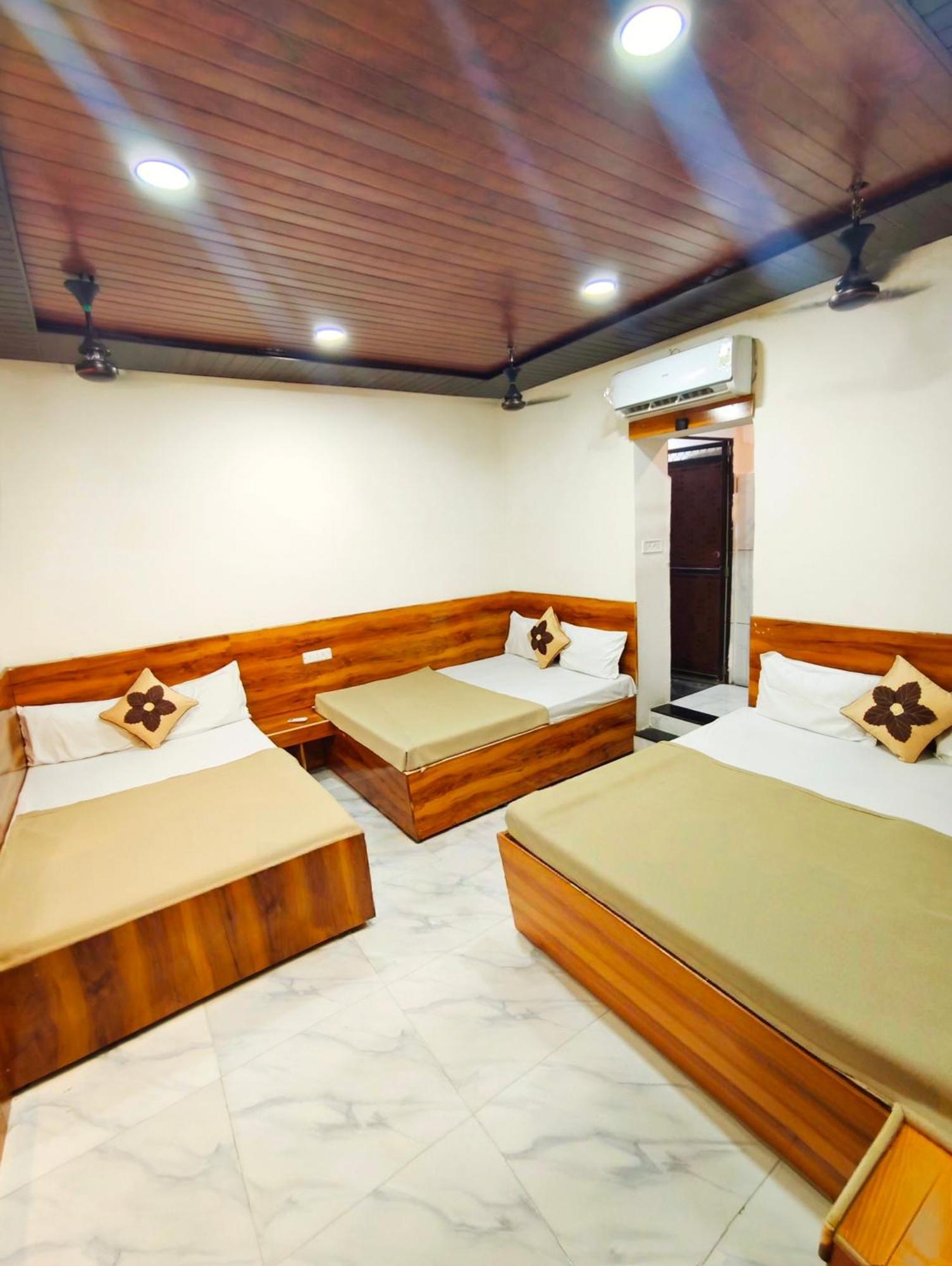 Hotel Om Palace 乌贾因 外观 照片