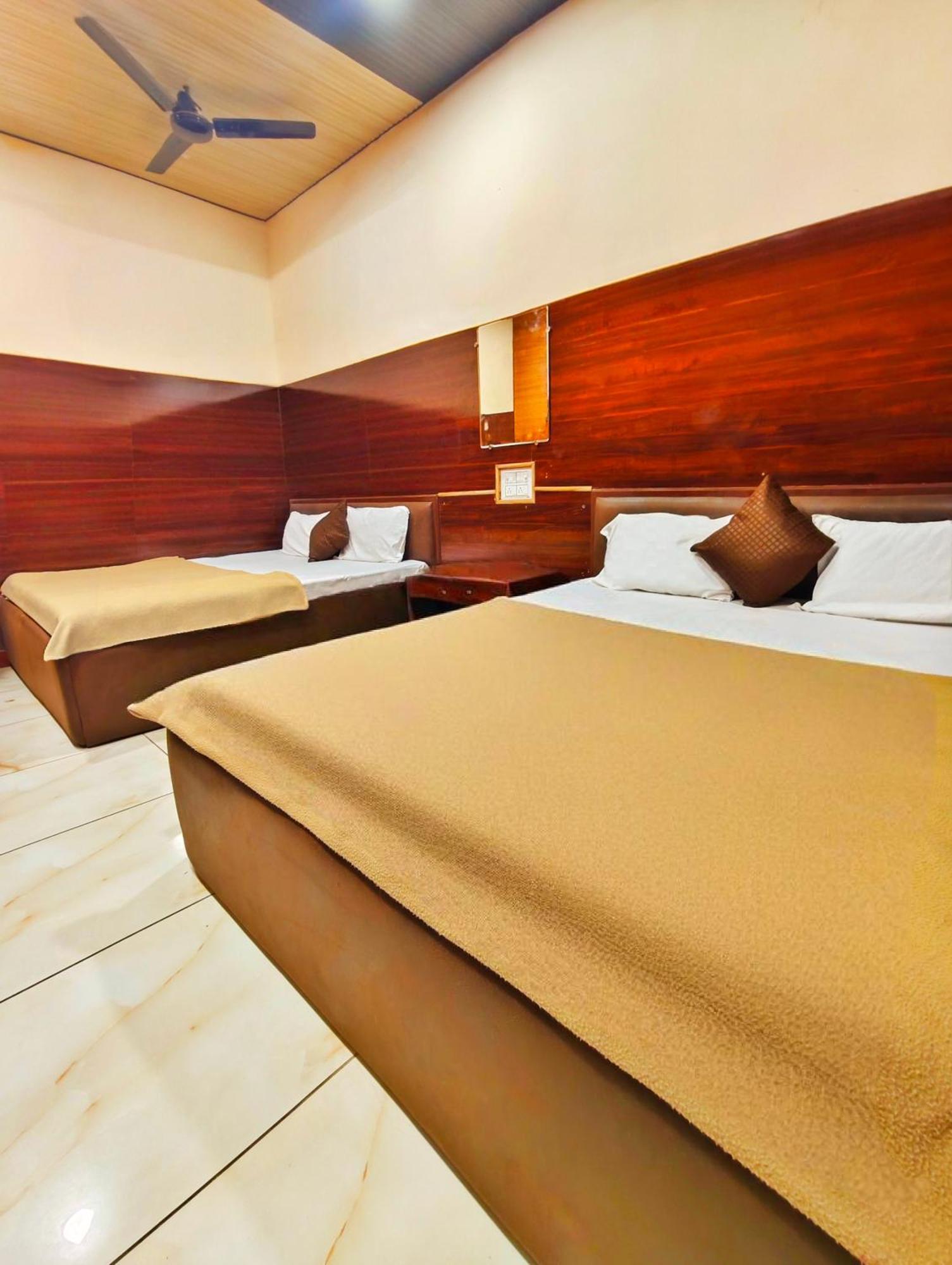 Hotel Om Palace 乌贾因 外观 照片