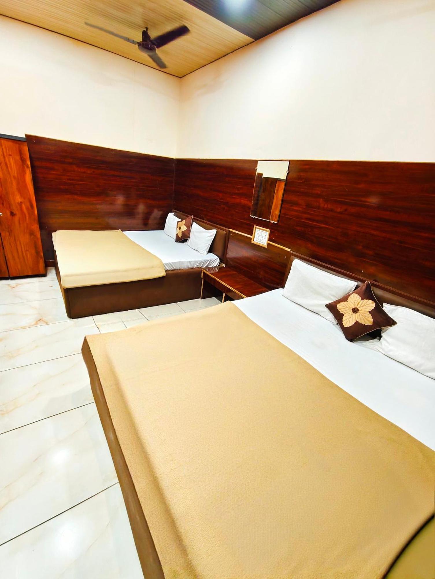 Hotel Om Palace 乌贾因 外观 照片