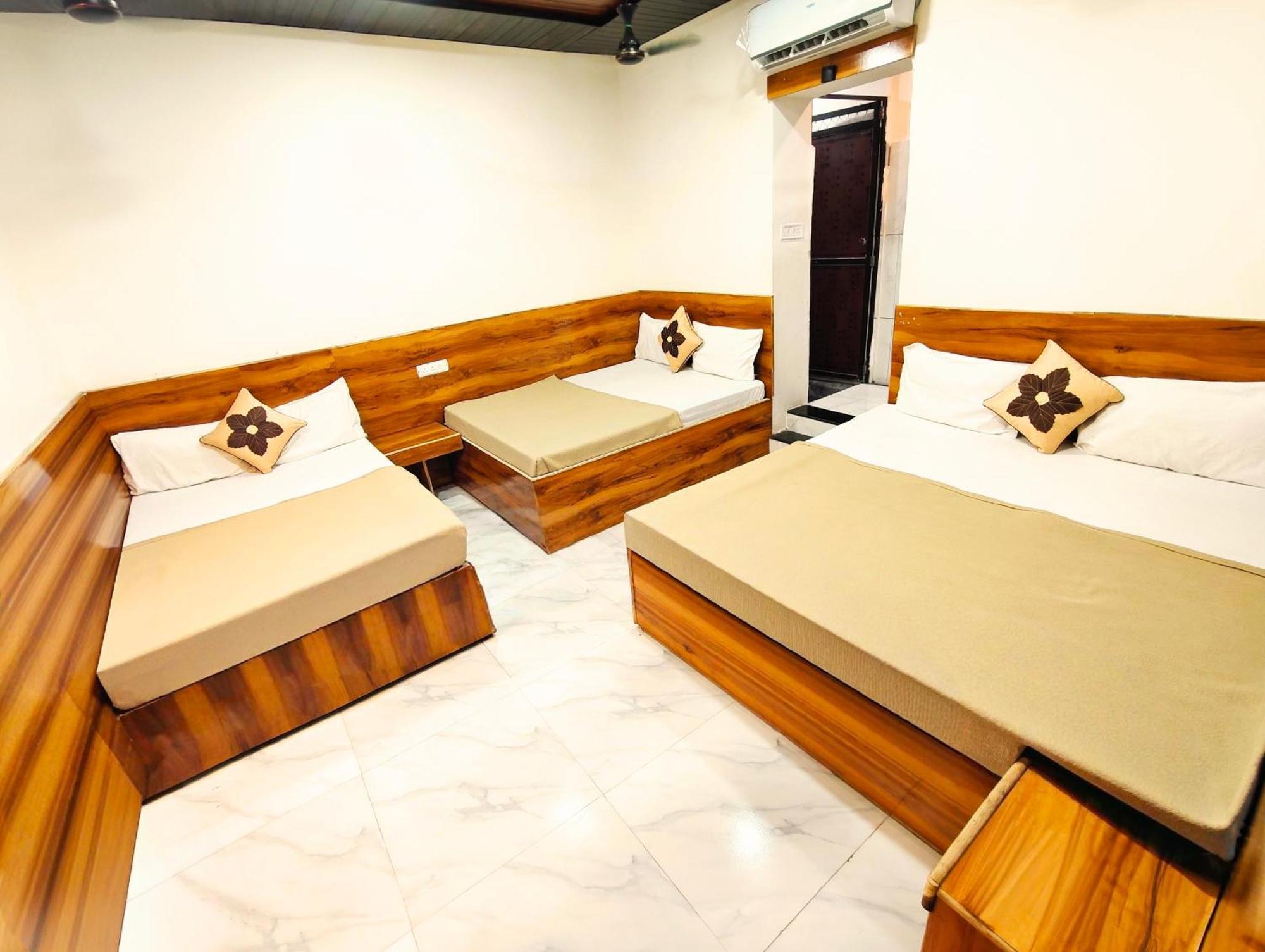 Hotel Om Palace 乌贾因 外观 照片