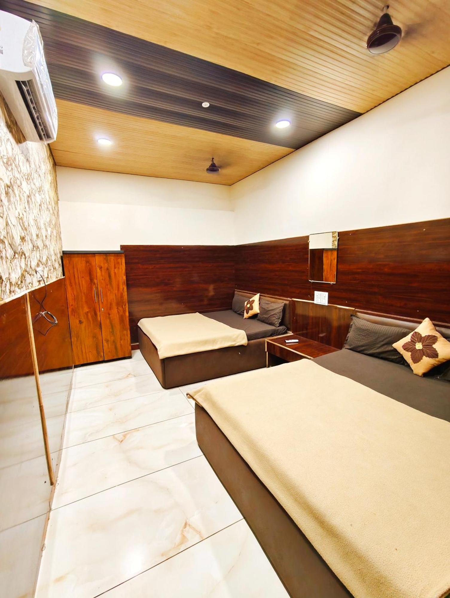 Hotel Om Palace 乌贾因 外观 照片
